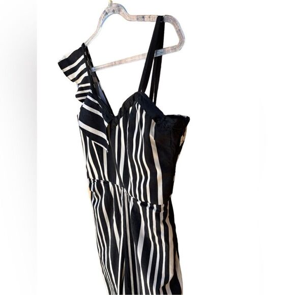 Alice + Olivia Black & White One Shoulder Capri Romper Ruffle detail Size 4 - Picture 7 of 8